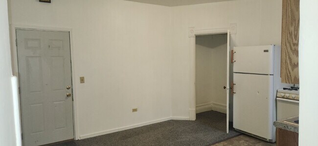 Foto del edificio - 119 E 3rd St