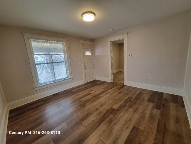Building Photo - 1007 W Maple St