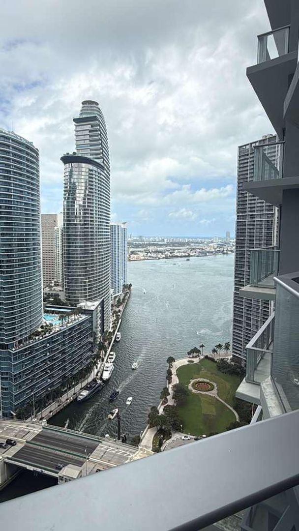 Foto del edificio - Fully furnished 2-bedroom residence in the heart of Brickell.