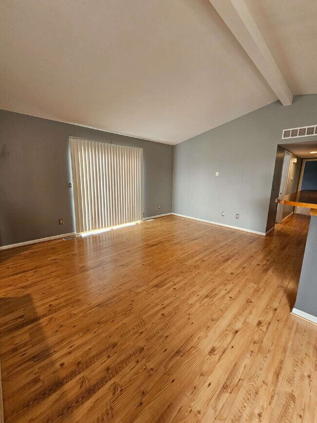 Foto del edificio - 2 Bedroom Condo with Vaulted Ceiling, Open Kitchen, Attached Garage in Desirable Clinton Township...