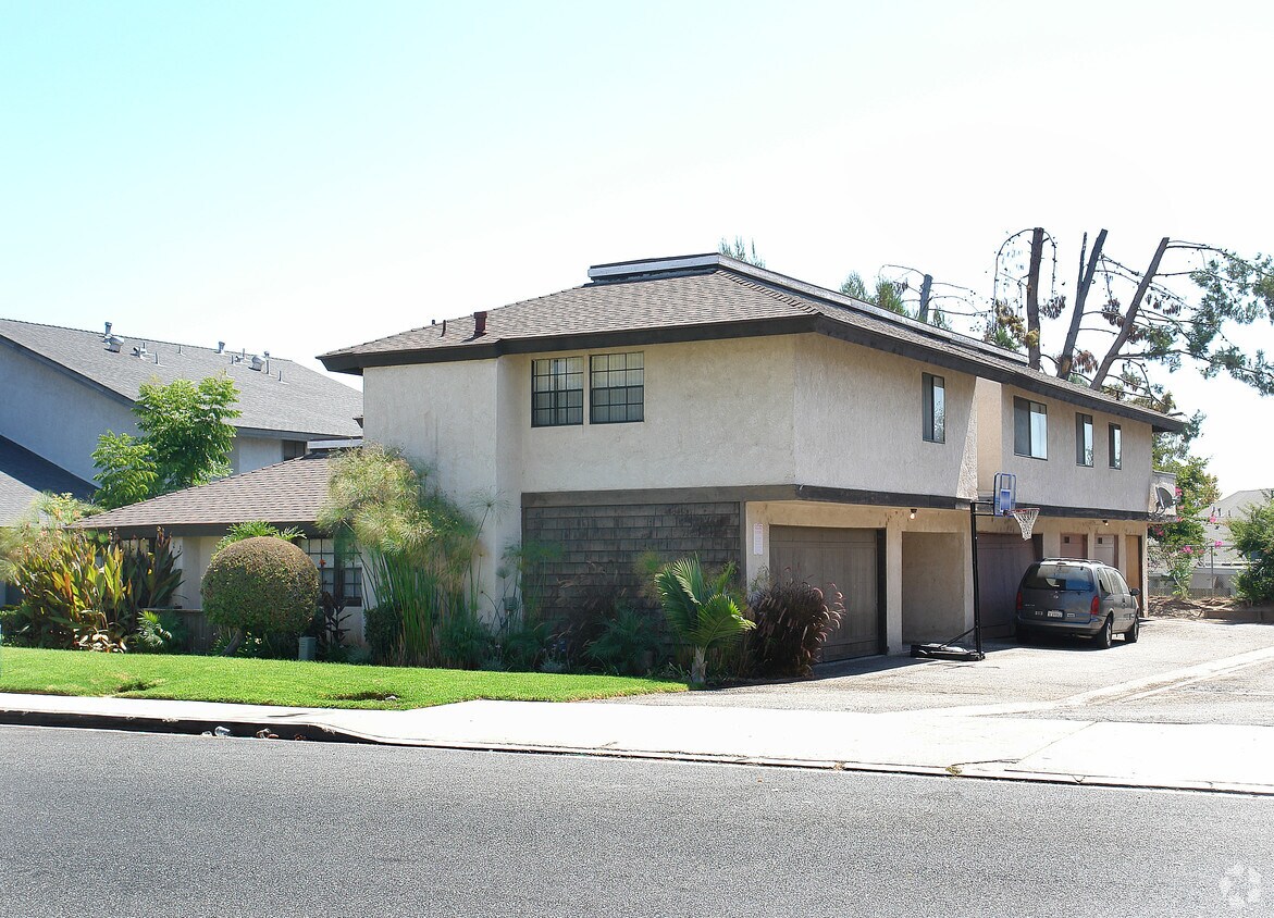 Building Photo - 23032 Village Dr