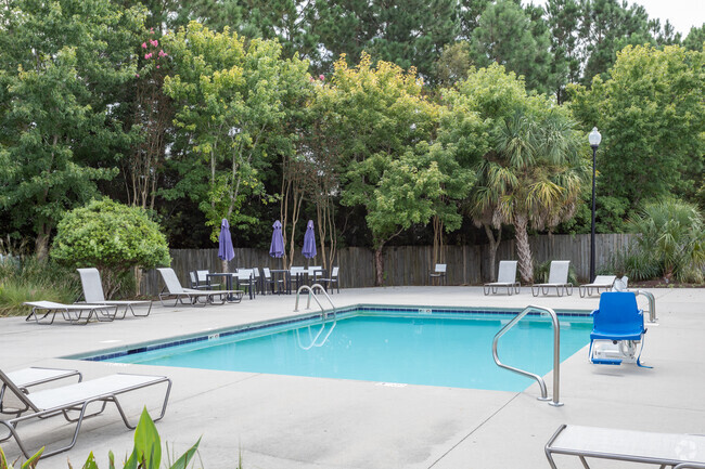 Área de piscina - Charleston Place Apartment Homes