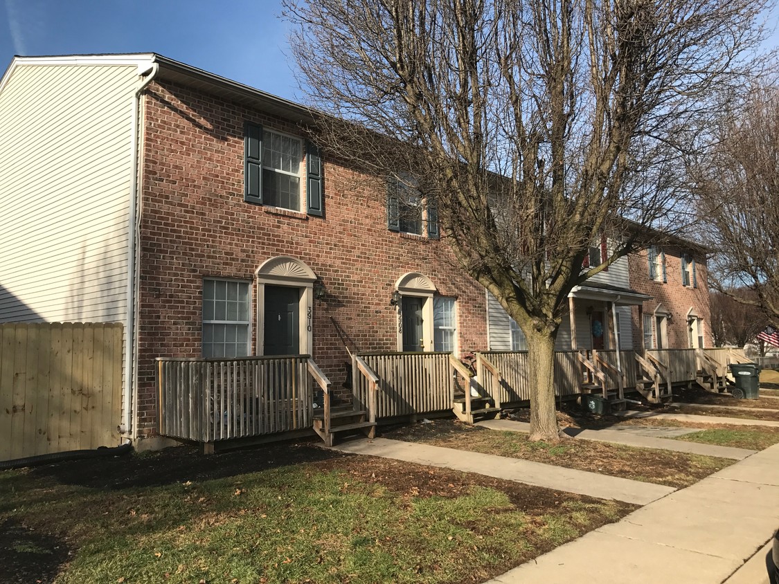 Primary Photo - Townhomes at Stonybrook