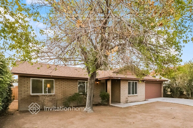 Building Photo - 701 N Comanche Dr