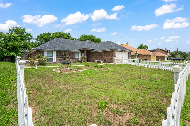 Building Photo - 406 Gina Dr