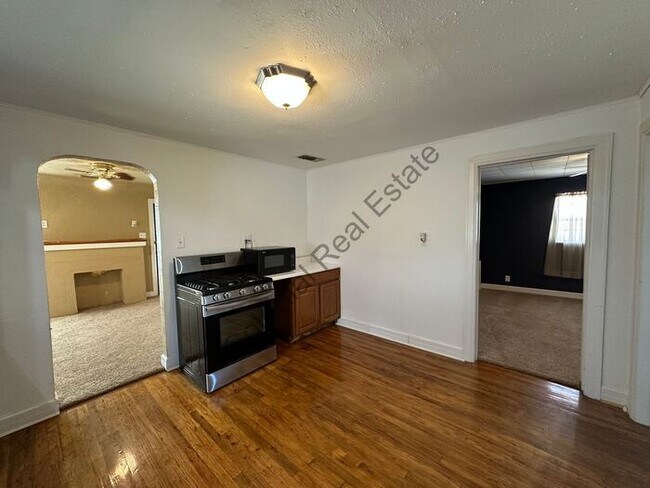 Foto del edificio - Cozy 2 Bed 1 bath house with detached garage and central Heat and air and washer/dryer hookups in...