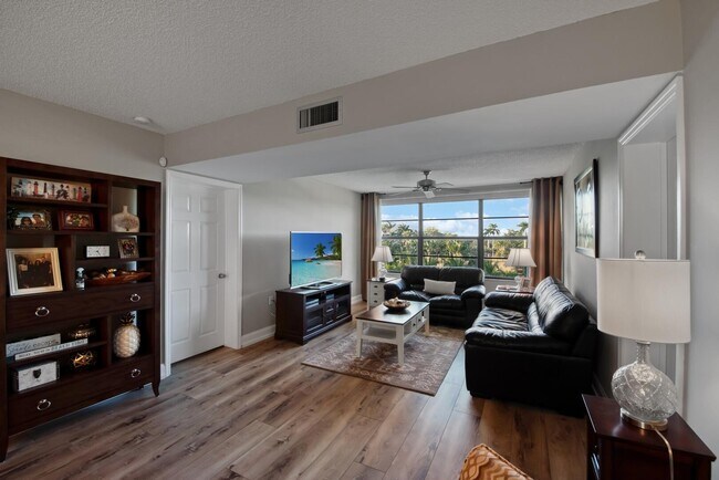 Building Photo - 6121 Balboa Cir