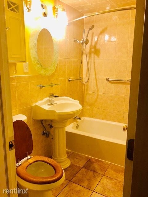 Building Photo - 3 br, 1 bath  - 7035 W 63rd St Unit 2