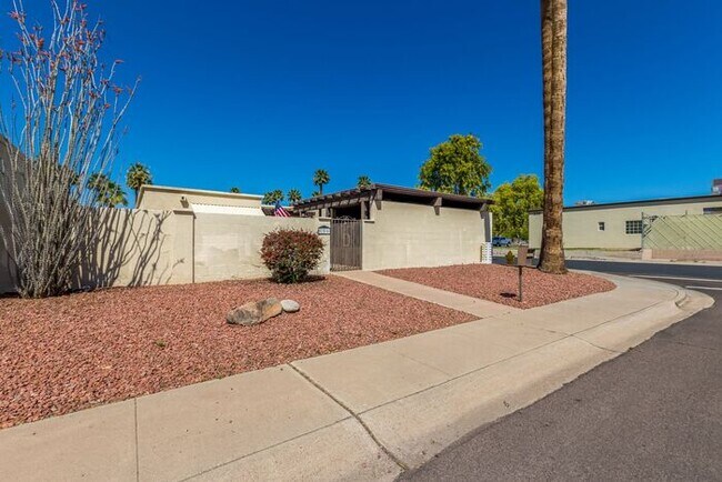 Building Photo - Renovated 3 bedroom available in Litchfiel...