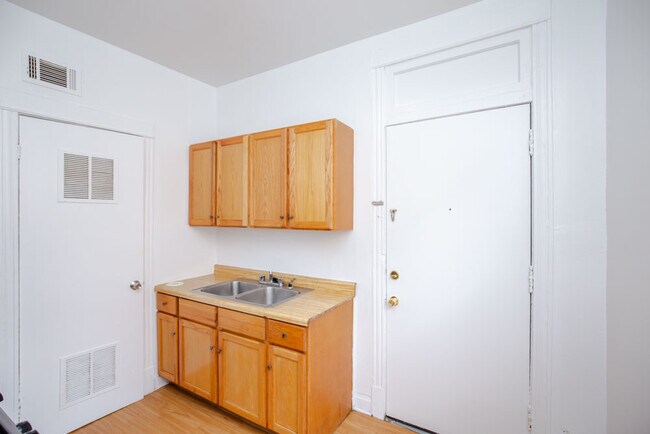 Building Photo - 6248 S Western Ave