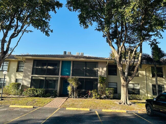 Foto del edificio - 9875 Pineapple Tree Dr