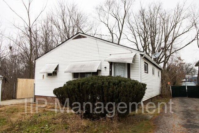 Foto del edificio - Single 3BR 1BA with Garage Near Lee/Miles