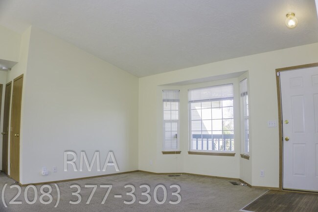 Building Photo - 3 Bedroom Home off Five Mile & Fairview