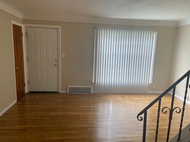 Building Photo - Single Family Home 3 beds 1 bath Available...