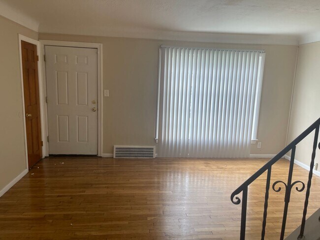 Foto del edificio - Single Family Home 3 beds 1 bath Available...