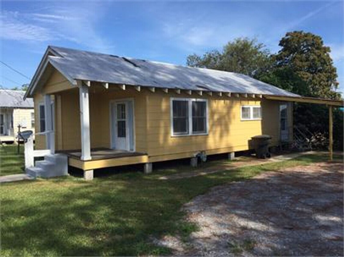 Primary Photo - Cute, bayouside, 3-bedroom home