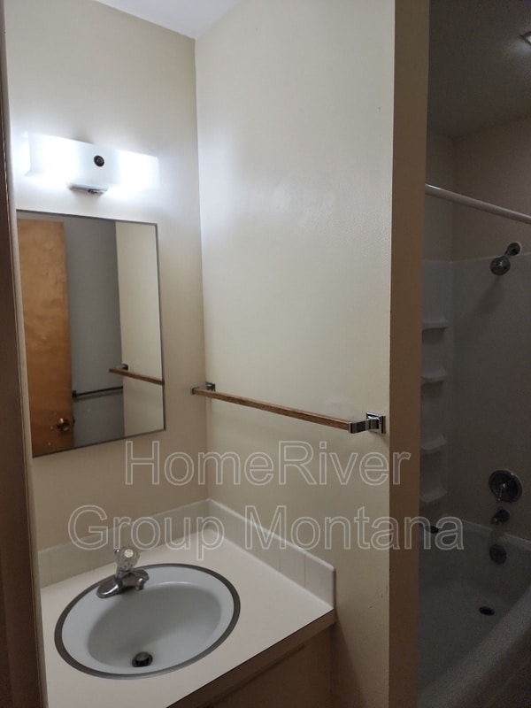 Building Photo - 102 Camelot Ct