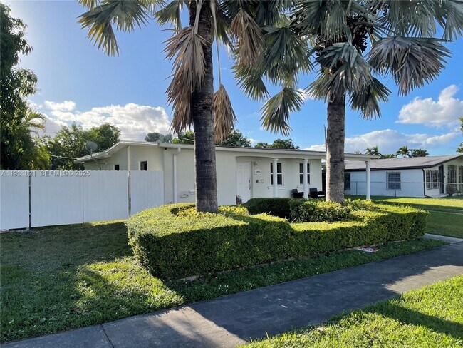 Foto del edificio - 10840 Westwood Lake Dr