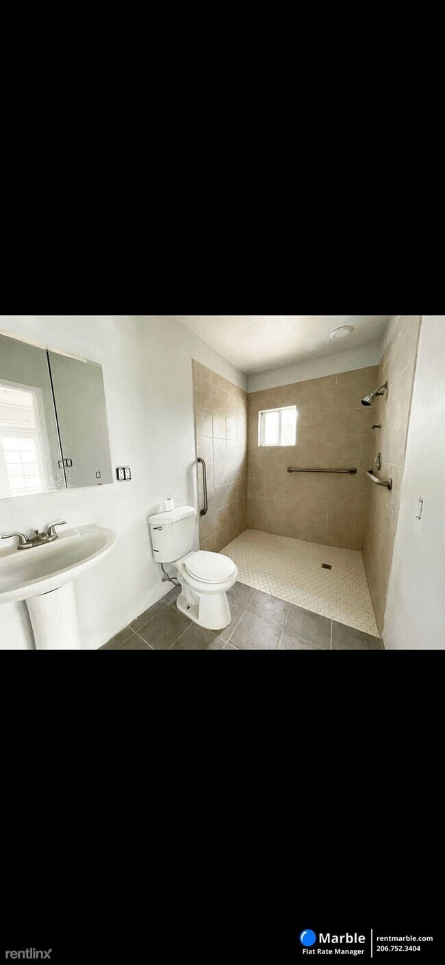 Building Photo - 2 br, 1 bath Townhome - 90 W 100 S