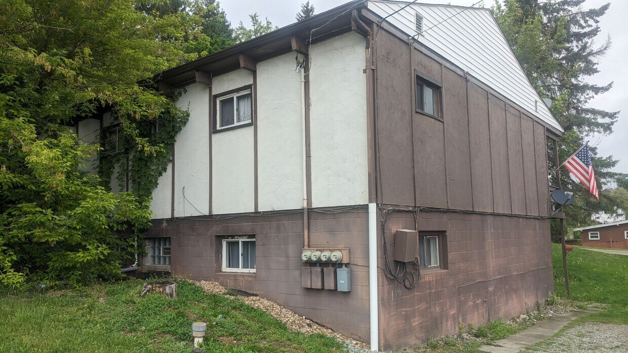 105 Hilltop Dr Unit J, Apollo, PA 15613 Room for Rent in Apollo, PA