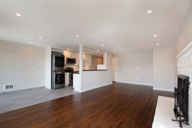 Building Photo - Queen Anne Triplex