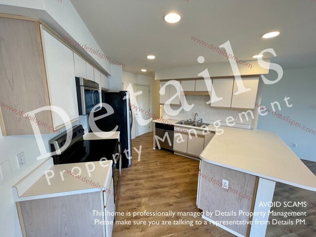 Building Photo - 3 BR Top Floor View Condo. Incl W/S/G