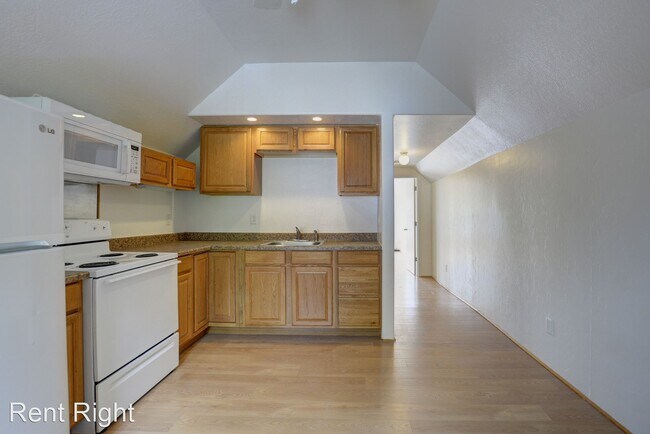 Building Photo - 210 N Alarcon St