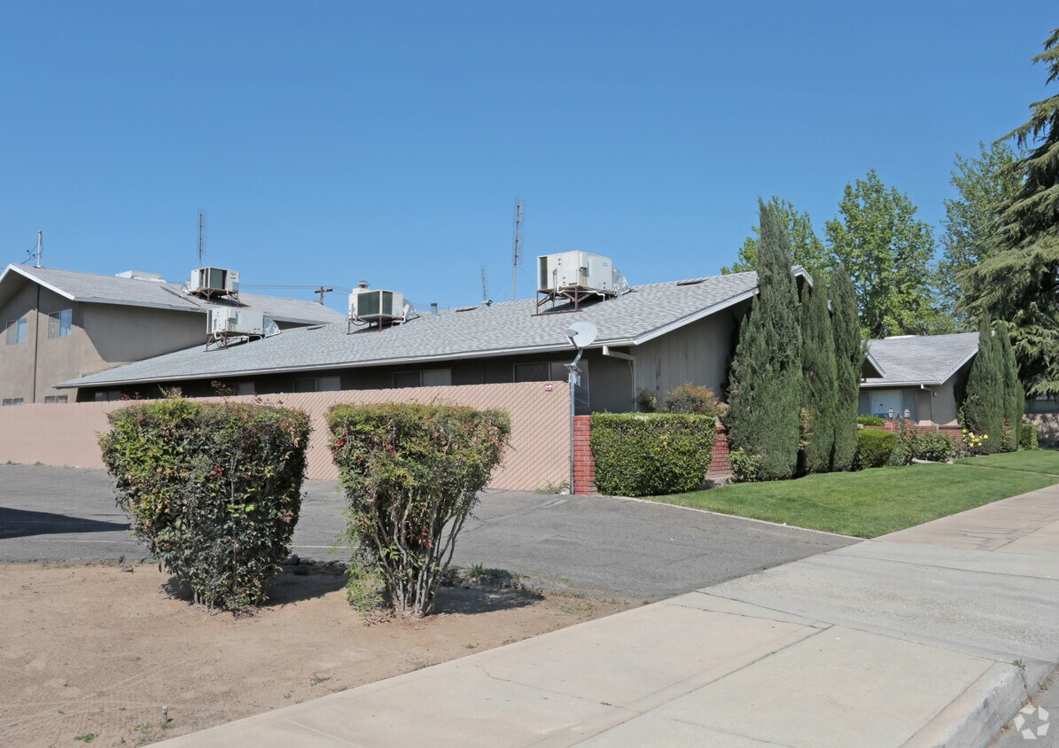 Building Photo - 138 Pollasky Ave