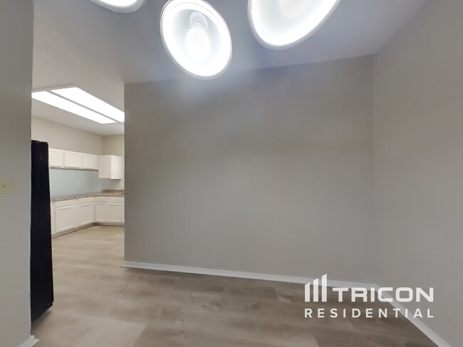 Foto del edificio - 8028 Copper Trail Dr