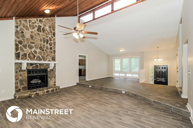 Foto del edificio - 587 Farmbrook Trail NE