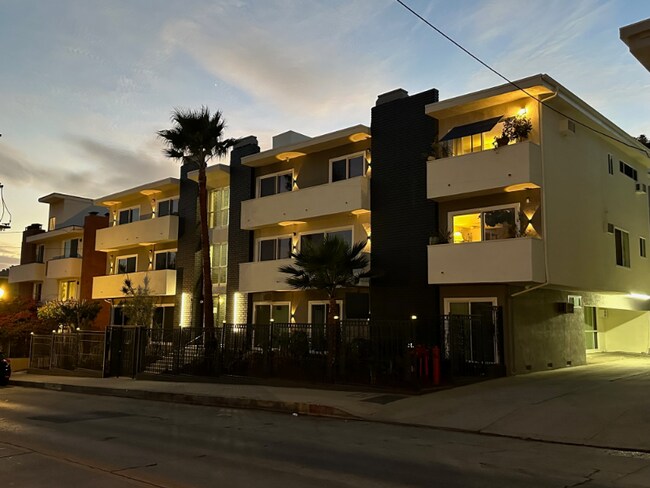 Building Photo - 2449 Beachwood Dr