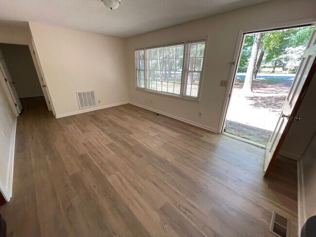 Foto del edificio - Fantastic location near downtown Pittsboro...