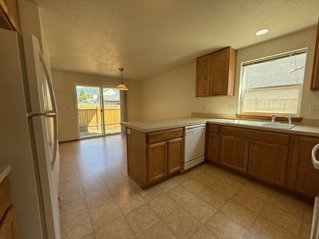 Building Photo - 6810 Aster St