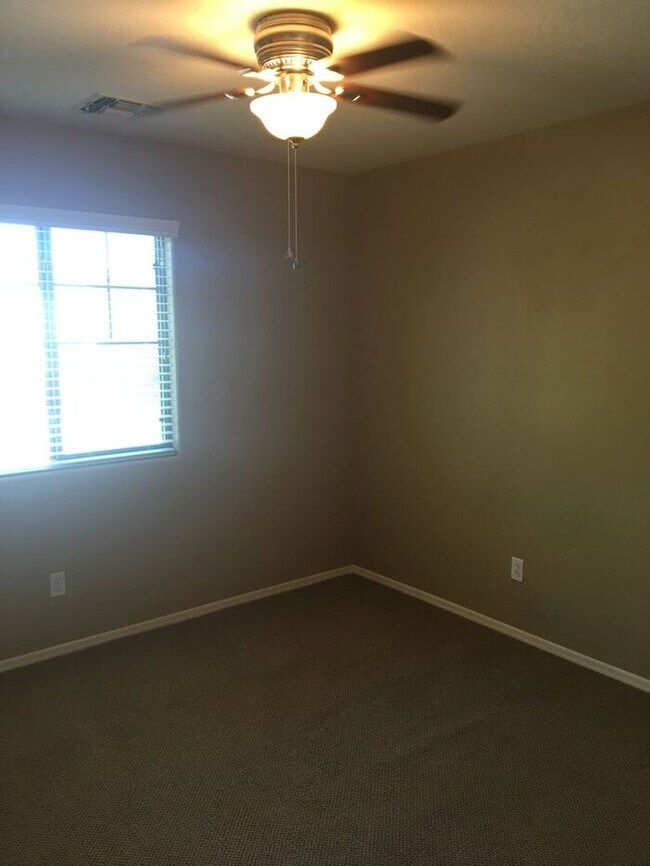 Building Photo - Upgraded Beautiful 3 bedroom 2.5 bath townhouse in The Cottages