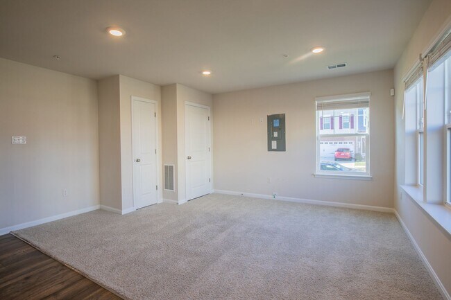 Building Photo - Beautiful 3 BR/2.5 BA EOG Townhome in Bowie!