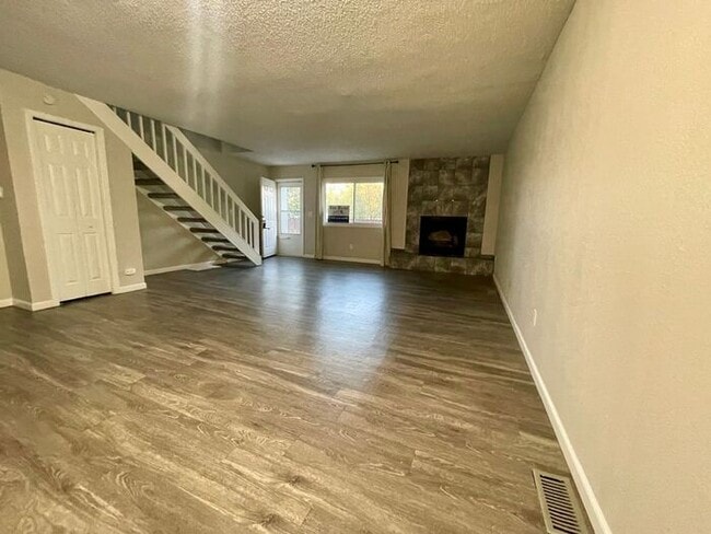Foto del edificio - Spacious 3-bedroom, 2.5-bathroom Townhome