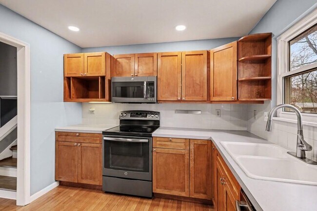 Building Photo - 1950 Branch View Dr