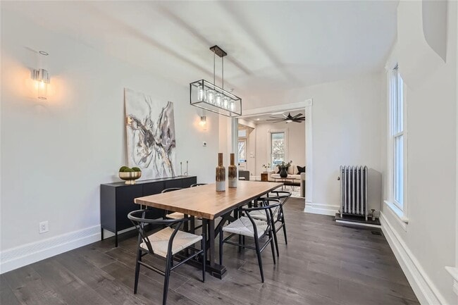 Building Photo - Luxurious 4-bedroom 3-bathroom Home Locate...