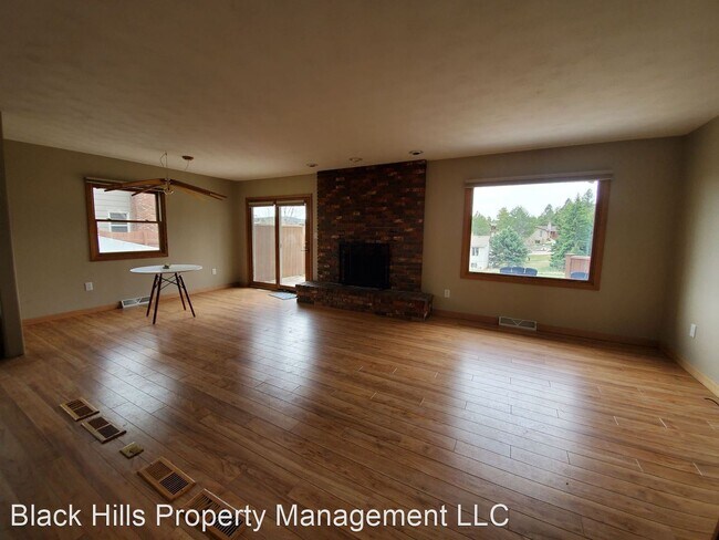 Building Photo - 3 br, 1.5 bath House - 3210 Iris Drive