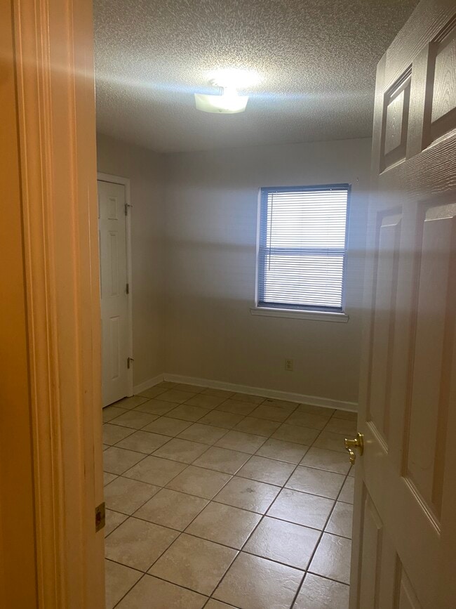 Building Photo - 412 Tina Hely Ct