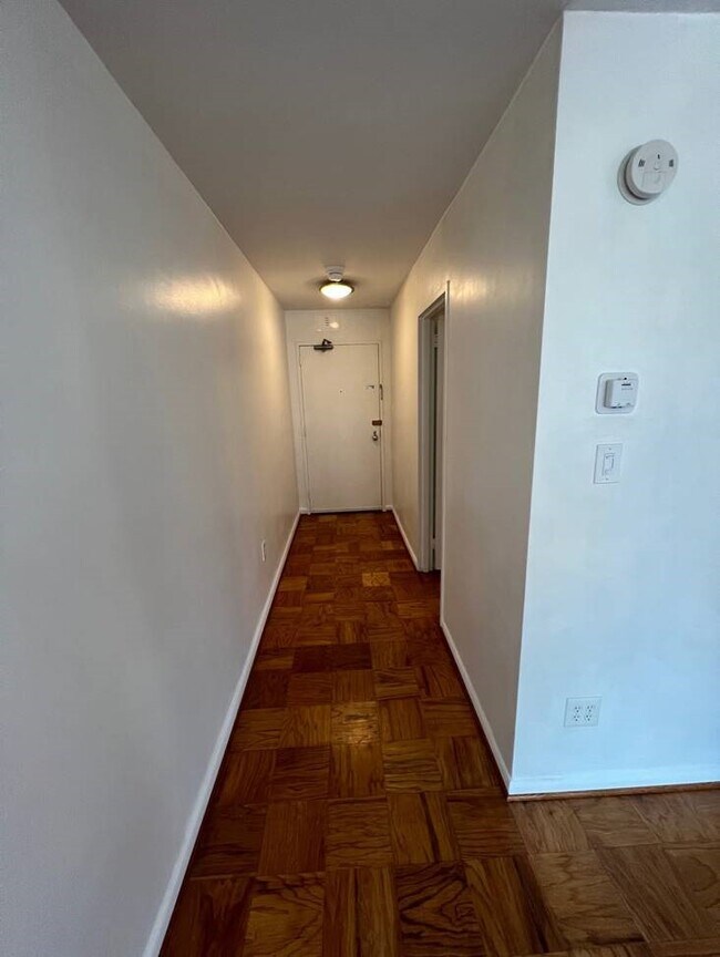 Entrada - 2939 Van Ness St NW