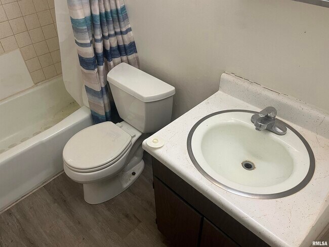 Foto del edificio - 300 Colona Ave