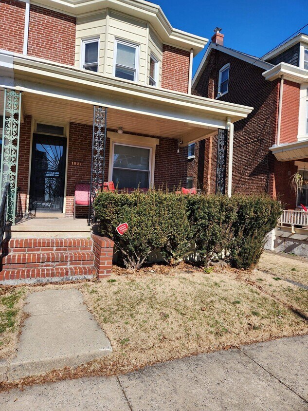 Primary Photo - 1021 Queen St