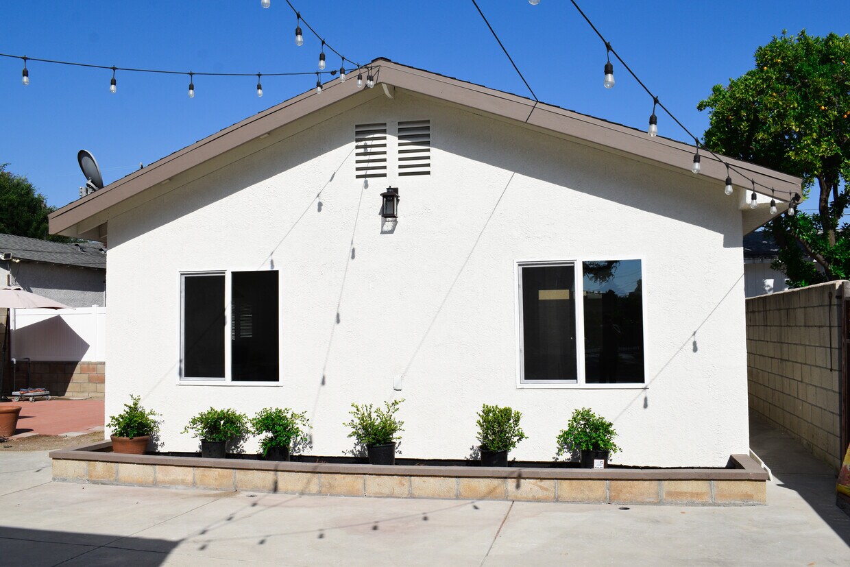 Primary Photo - 3818 Clark Ave