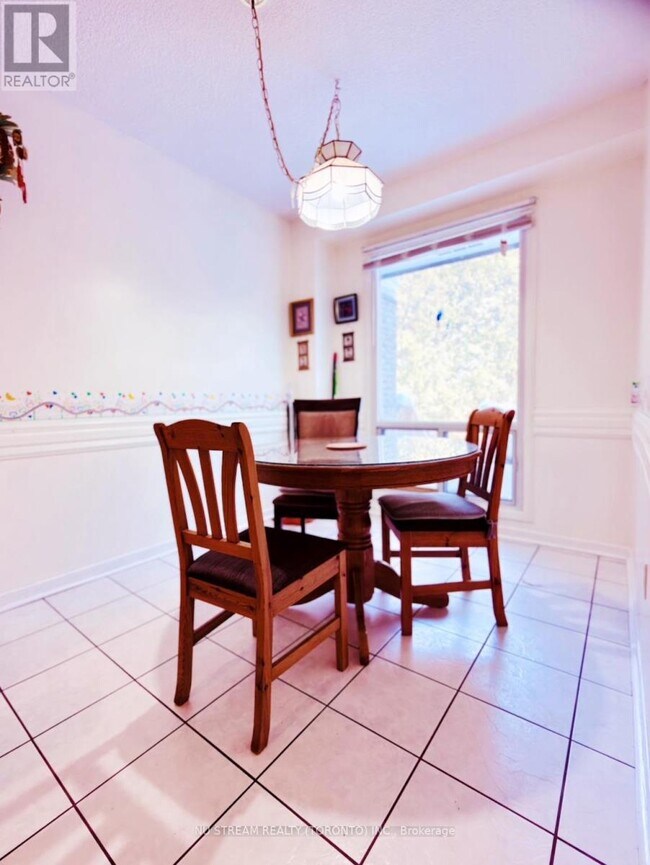 Photo du bâtiment - 653-653 Village Pkwy