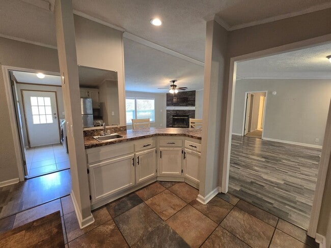 Building Photo - NEW LISTING!!!!!