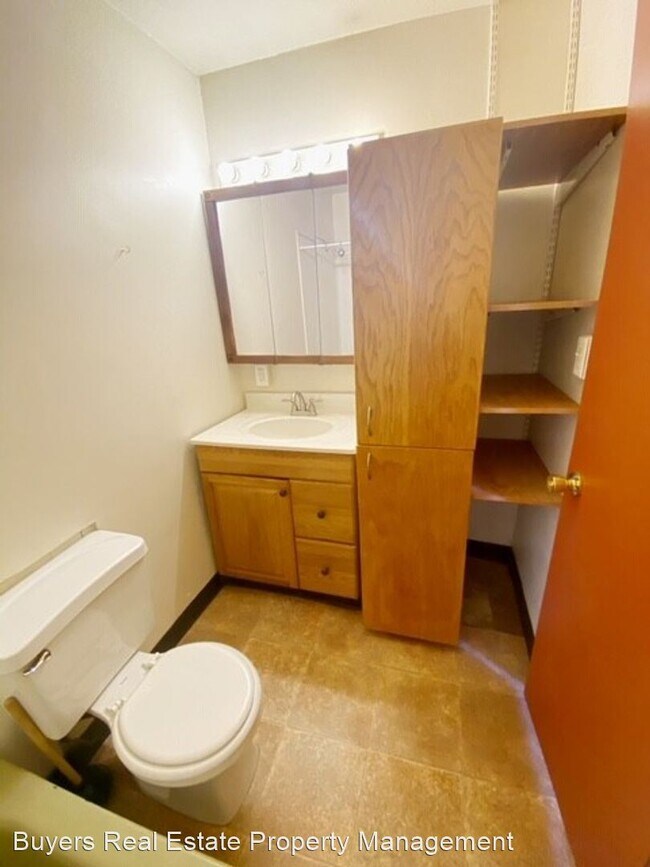 Building Photo - 2301 Roosevelt Dr