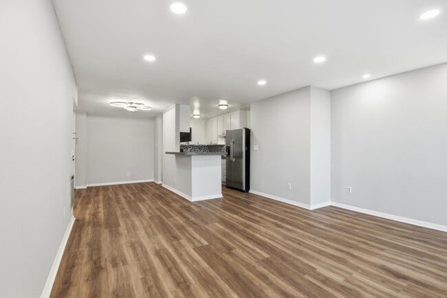 Building Photo - 6542 Ocean Crest Dr