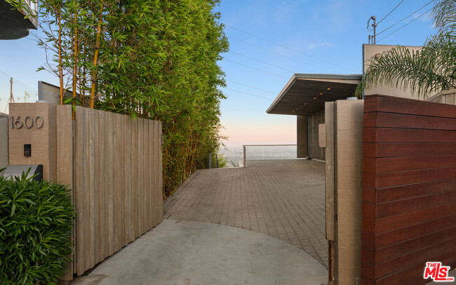Building Photo - 1600 Viewmont Dr