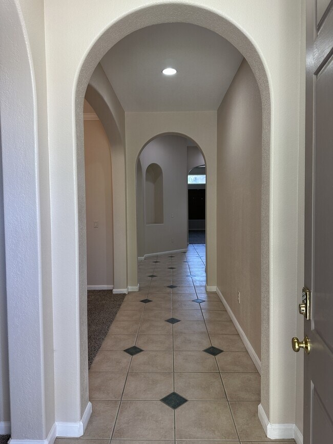 Building Photo - Weston Ranch 4 Bedroom 2.5 Bathroom Home